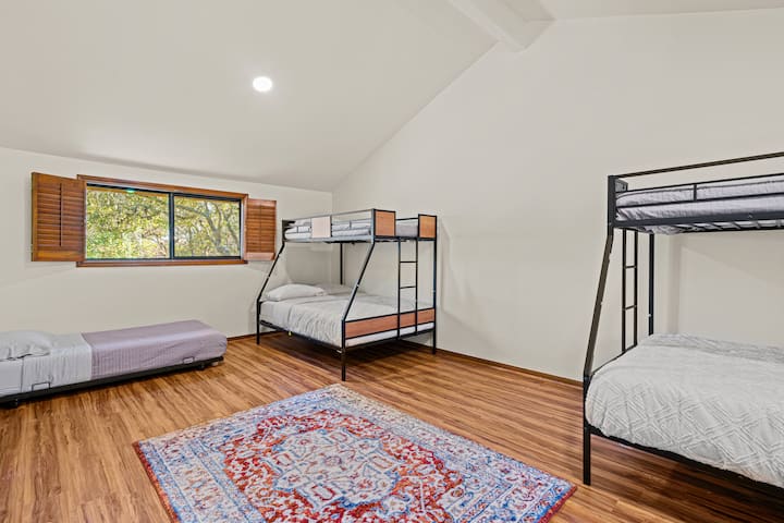 غرفة نوم في أعلى الدرج 3 - إطلالة على الممر