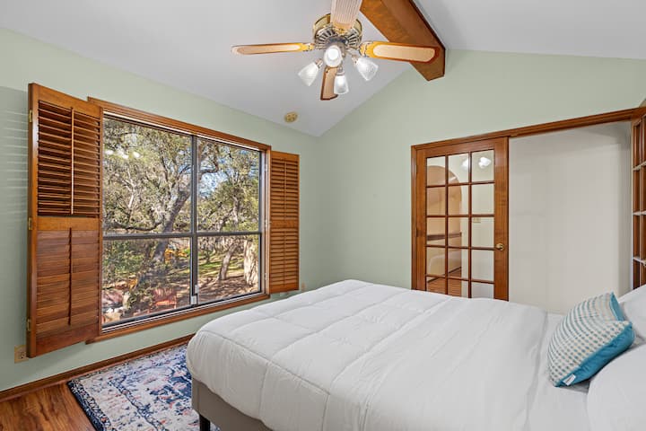 غرفة نوم في أعلى الدرج 1 - إطلالة على الفناء الخلفي والممر