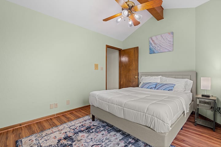 غرفة نوم في أعلى الدرج 2