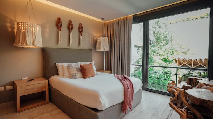 Მეორე ოთახი დიდი ფანჯრით და სილამაზის ხედით.