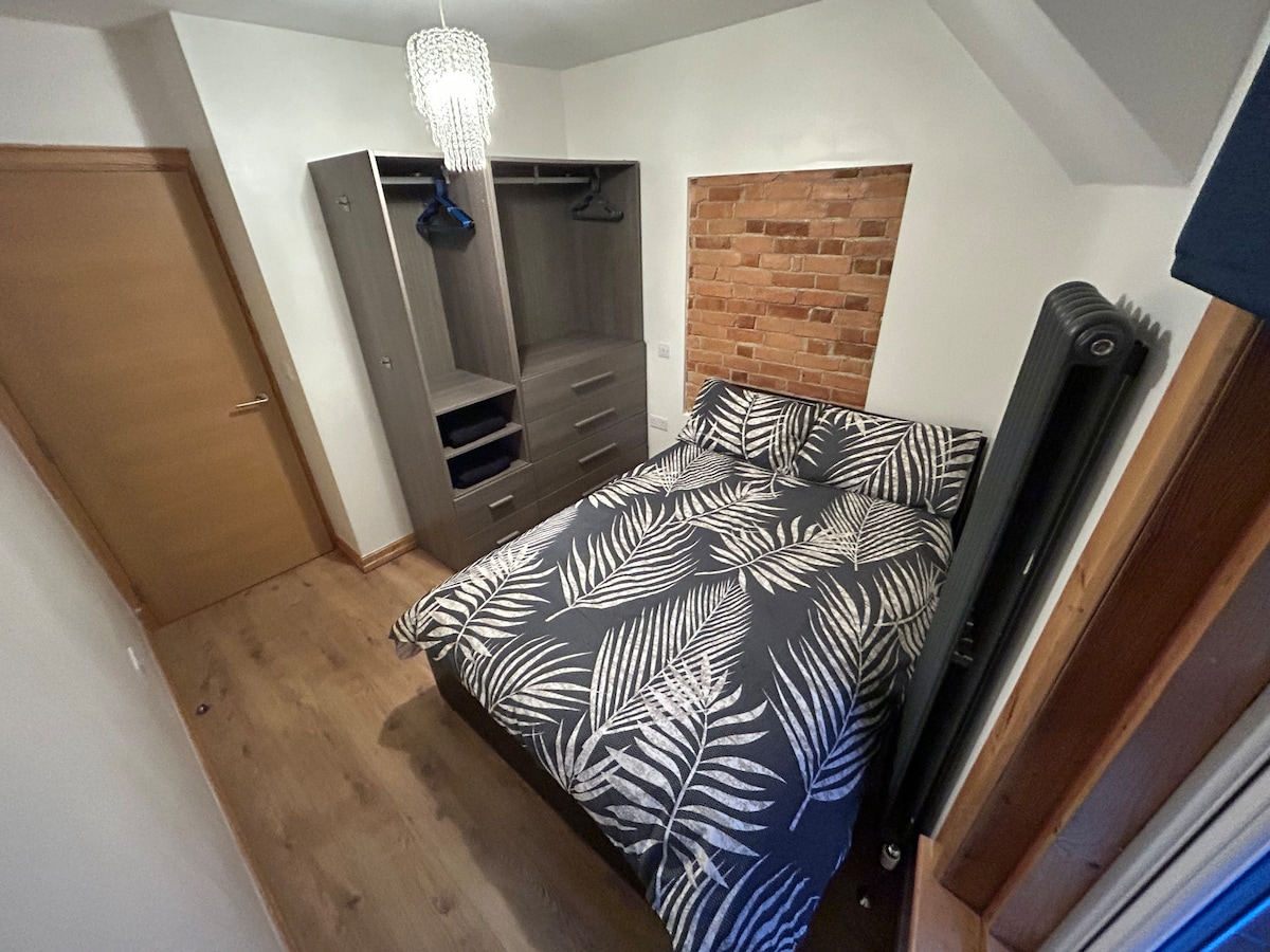 Ორადგილიანი ოსმალეთის საწოლი და სამადგილიანი გარდერობი უჯრებით.