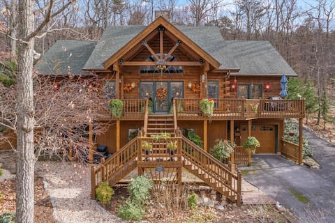 Ultimate Getaway: Rustic 6-Bedroom Cabin w/ HotTub