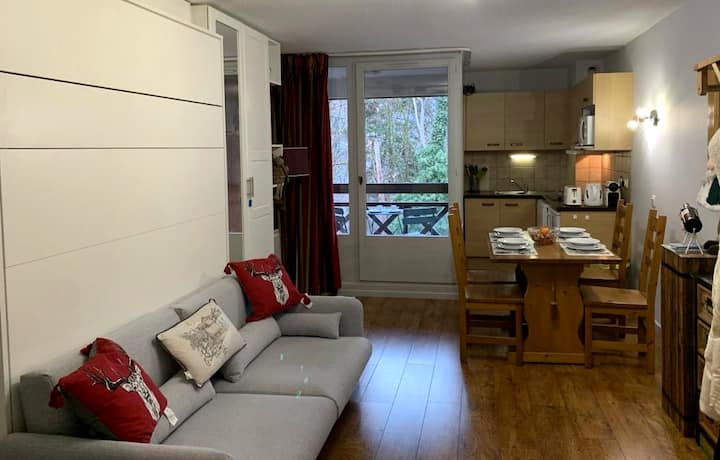 Krásny apartmán s novou rozkladacou stenovou posteľou za pohovkou (pohovku nemusíte presúvať, stačí zložiť vankúše a stiahnuť posteľ).