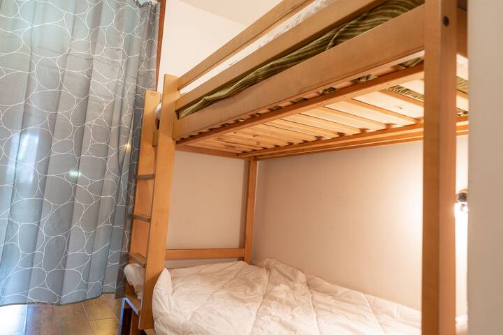 90 cm poschodové postele oddelené od salónika so závesom pre súkromie