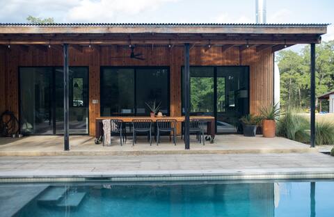 Secluded weekend getaway with pool, dog friendly!