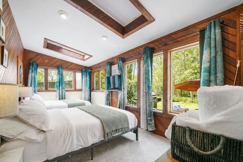 Sunlit & Peaceful. Hot Tub. Monroe. 1hr fr NYC.