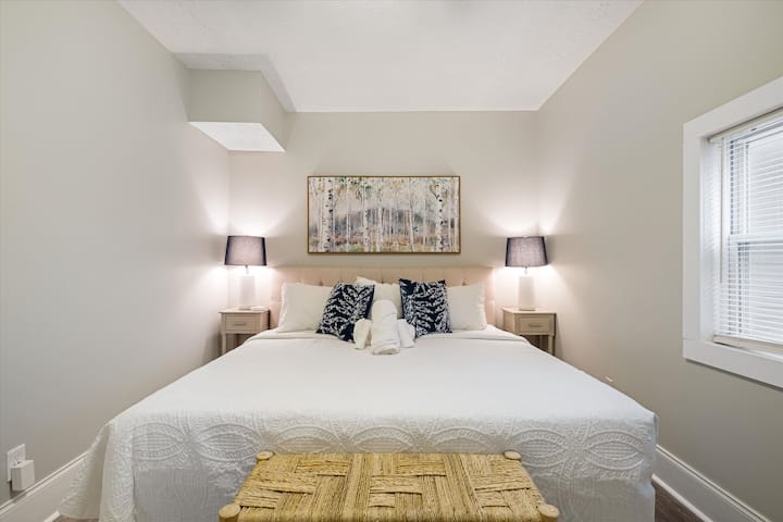 Საძინებელი №2: ლამაზი ოთახი კომფორტული საწოლითა და ლურჯი აქცენტებით, რომლებიც მშვიდ გარემოს ქმნის.