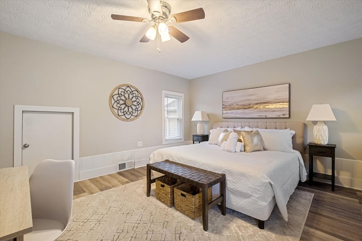 Ზემო საძინებელში არის დიდი ზომის საწოლი და სამუშაო ან სასწავლო სივრცე .