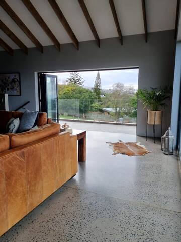 Scenic Mountain & Winelands views, Modern Design gallery image 5