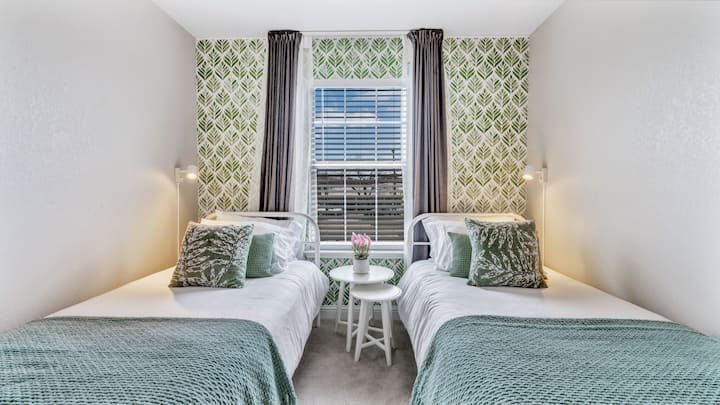 Kitanda cha pacha 2 kilicho na taa za kusomea