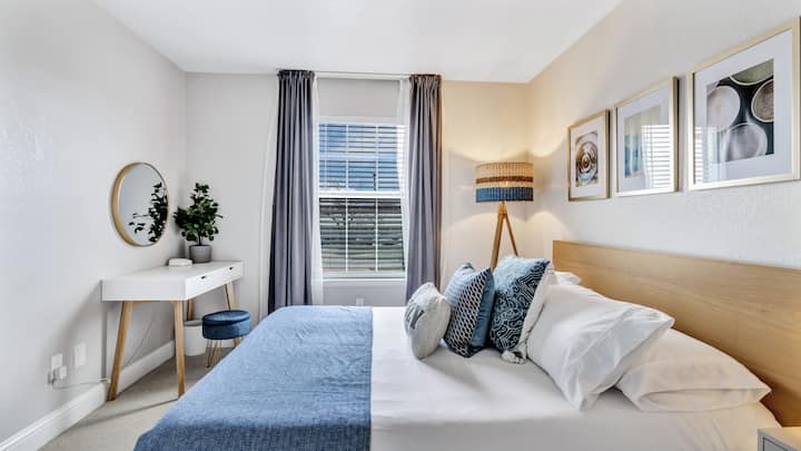 Chumba cha kulala cha wageni kilicho na kitanda cha malkia na eneo la vipodozi/eneo la dawati