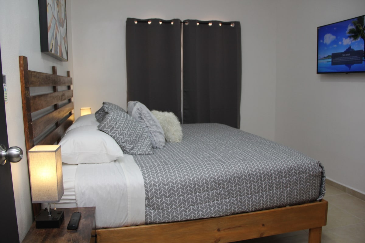 Glavna spavaća soba - bračni krevet (širok 180 - 200 cm)