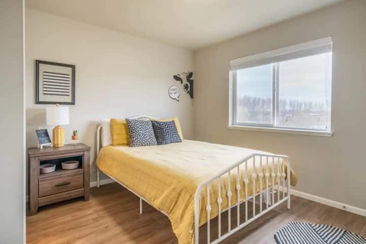 Pumzika katika chumba chetu kizuri cha kulala cha malkia