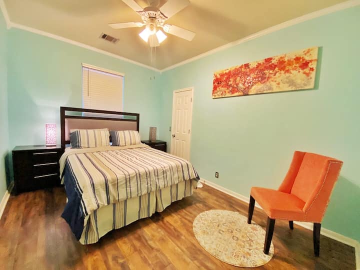 el segundo dormitorio tiene una cama tamaño queen para alojar a dos huéspedes y dormir cómodamente. 