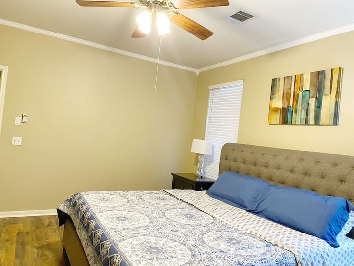 Un encantador y acogedor tercer dormitorio con una cama queen con capacidad para dos huéspedes cómodamente. 