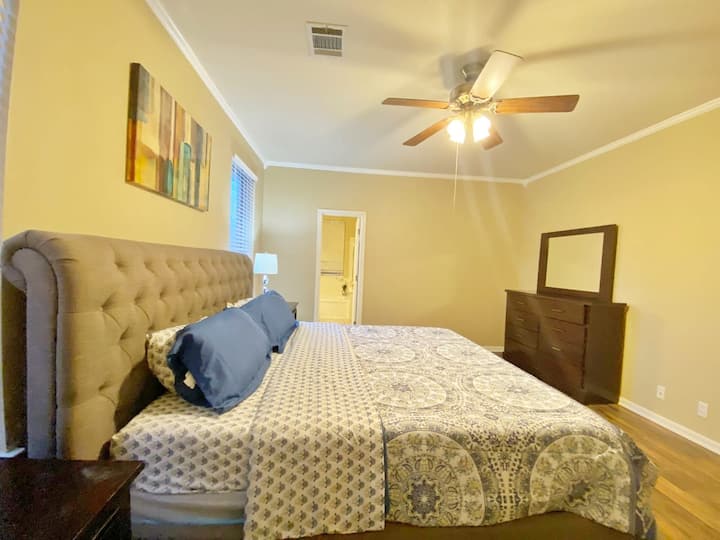 Un encantador y acogedor dormitorio tamaño king para relajarte y mimarte .  