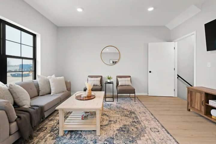 Spacious Townhome close to downtown & lake (170)