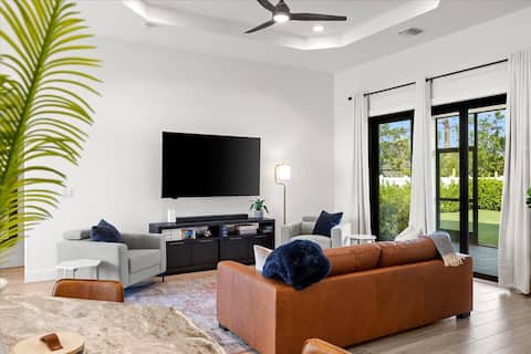 Modern Coastal Retreat / heated pool and hot tub