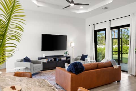 Modern Coastal Retreat / heated pool and hot tub