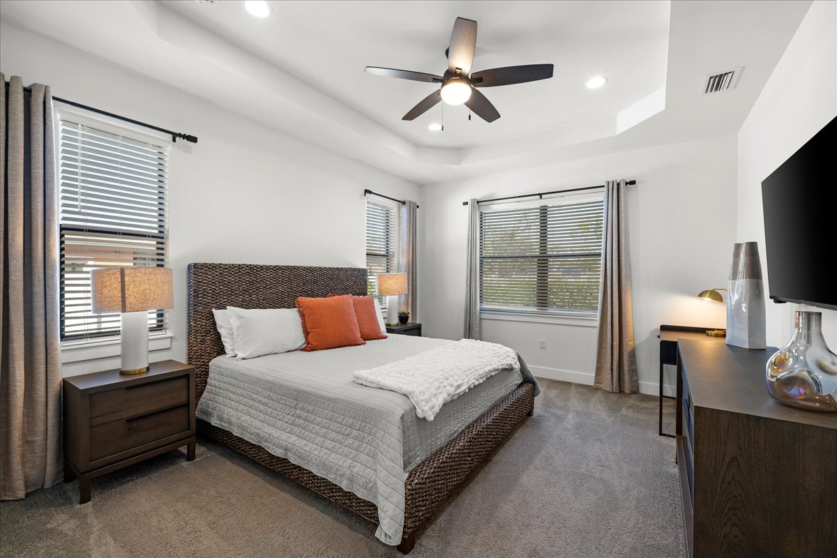 Glavna spavaća soba - bračni krevet i ugradbeni ormar