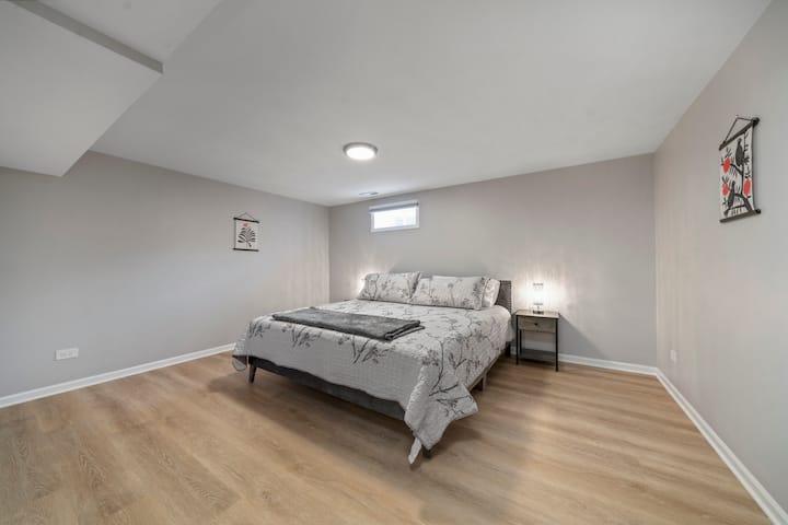 Spálňa v suteréne s manželskou posteľou