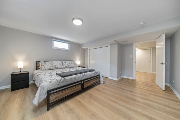 Spálňa v suteréne s manželskou posteľou