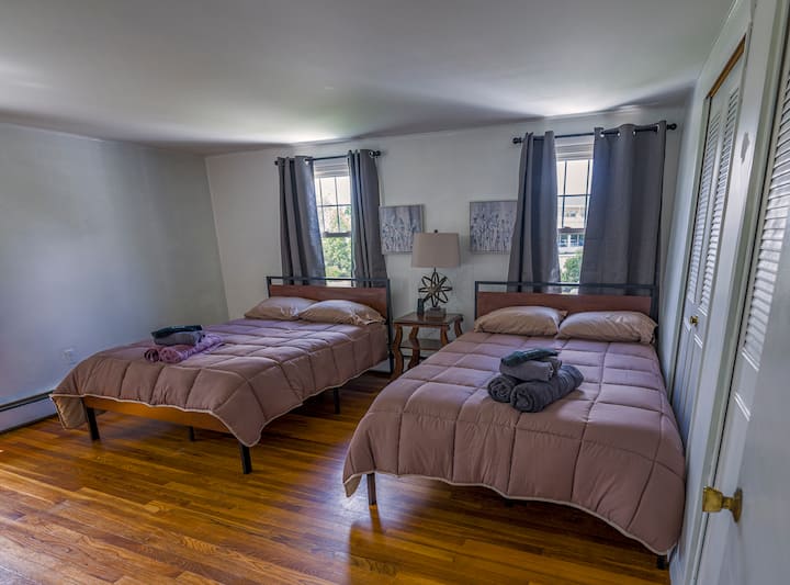 Dormitorio 4 en el primer piso. Dos camas completas.