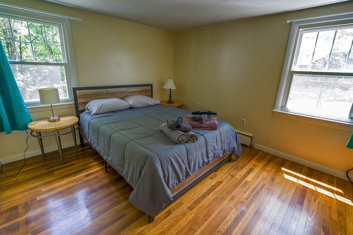 Dormitorio tres en el primer piso. Cama de dos plazas. 