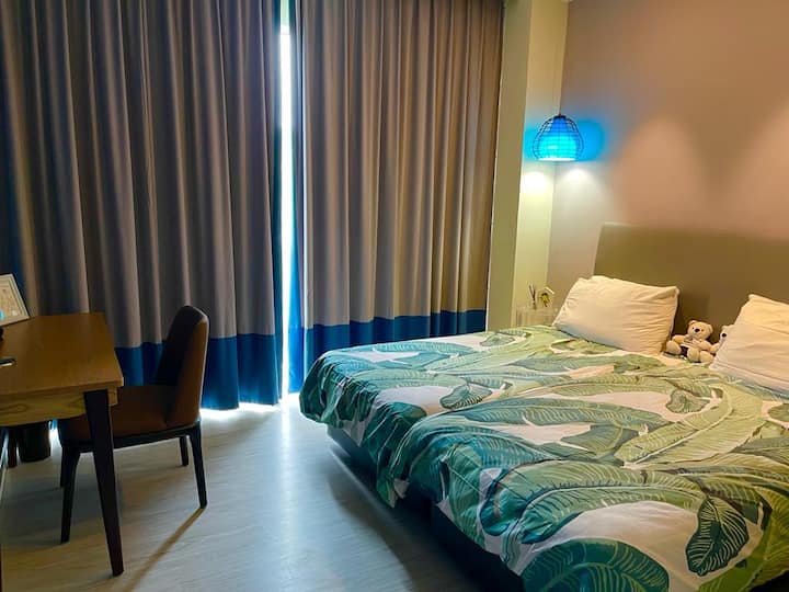 Chambre principale avec salle de bain attenante