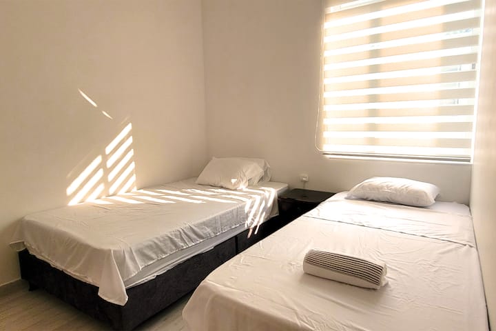 Habitación con 1x cama doble y 1x cama sencilla