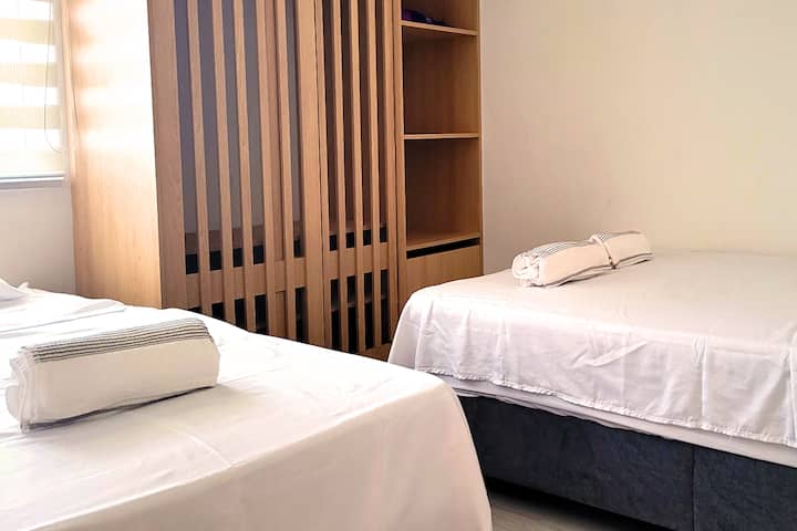 Habitación con 1x cama doble y 1x cama sencilla, adicional tendrás un closet para organizar tu ropa.