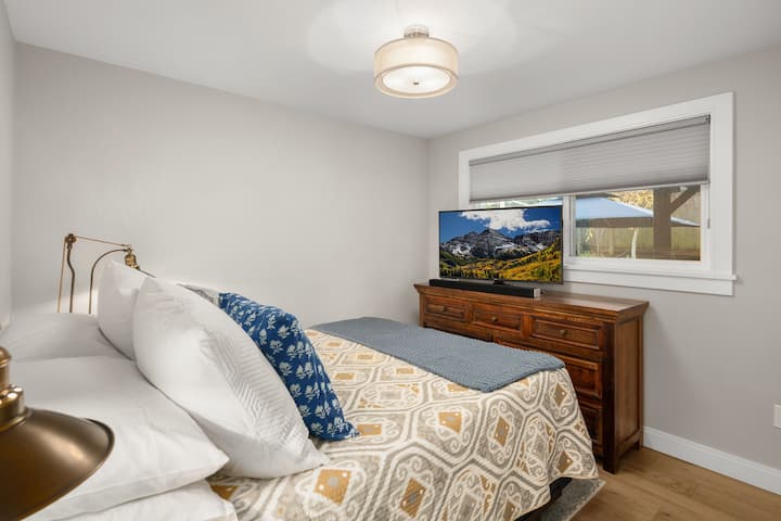 Deuxième chambre avec lit Queen Size, télévision en streaming et barre de son