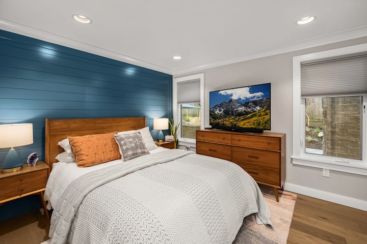 Chambre principale avec lit Queen Size, télévision pour le streaming et la barre de son.