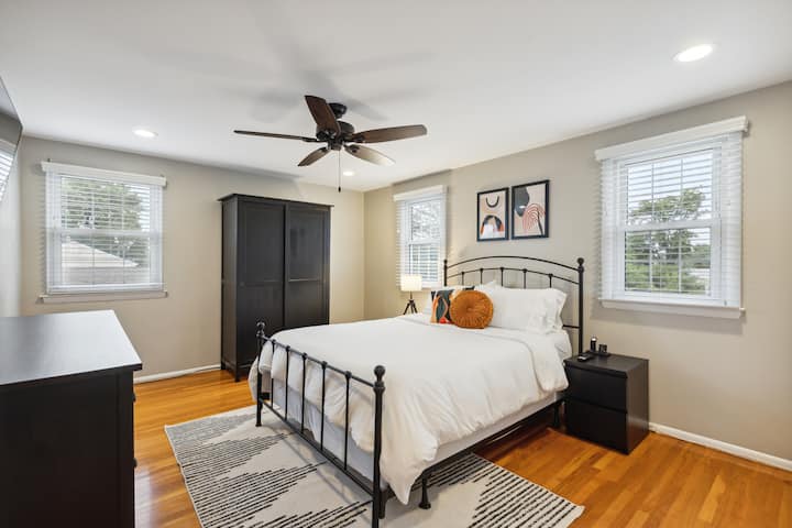 Dormitorio tamaño queen con televisión inteligente