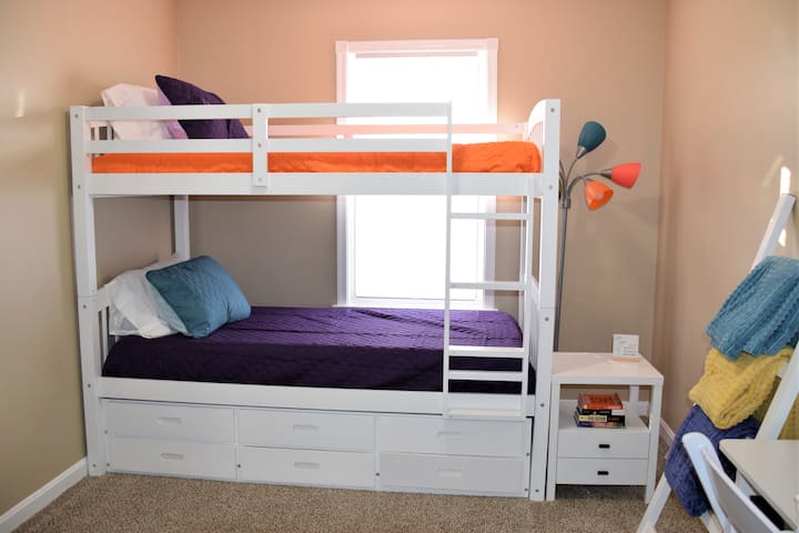 Krevate marinari në dhomën e gjumit 2 me krevat me rrota të hequr.  Nuk është fotografuar, dollap i gjerë muri