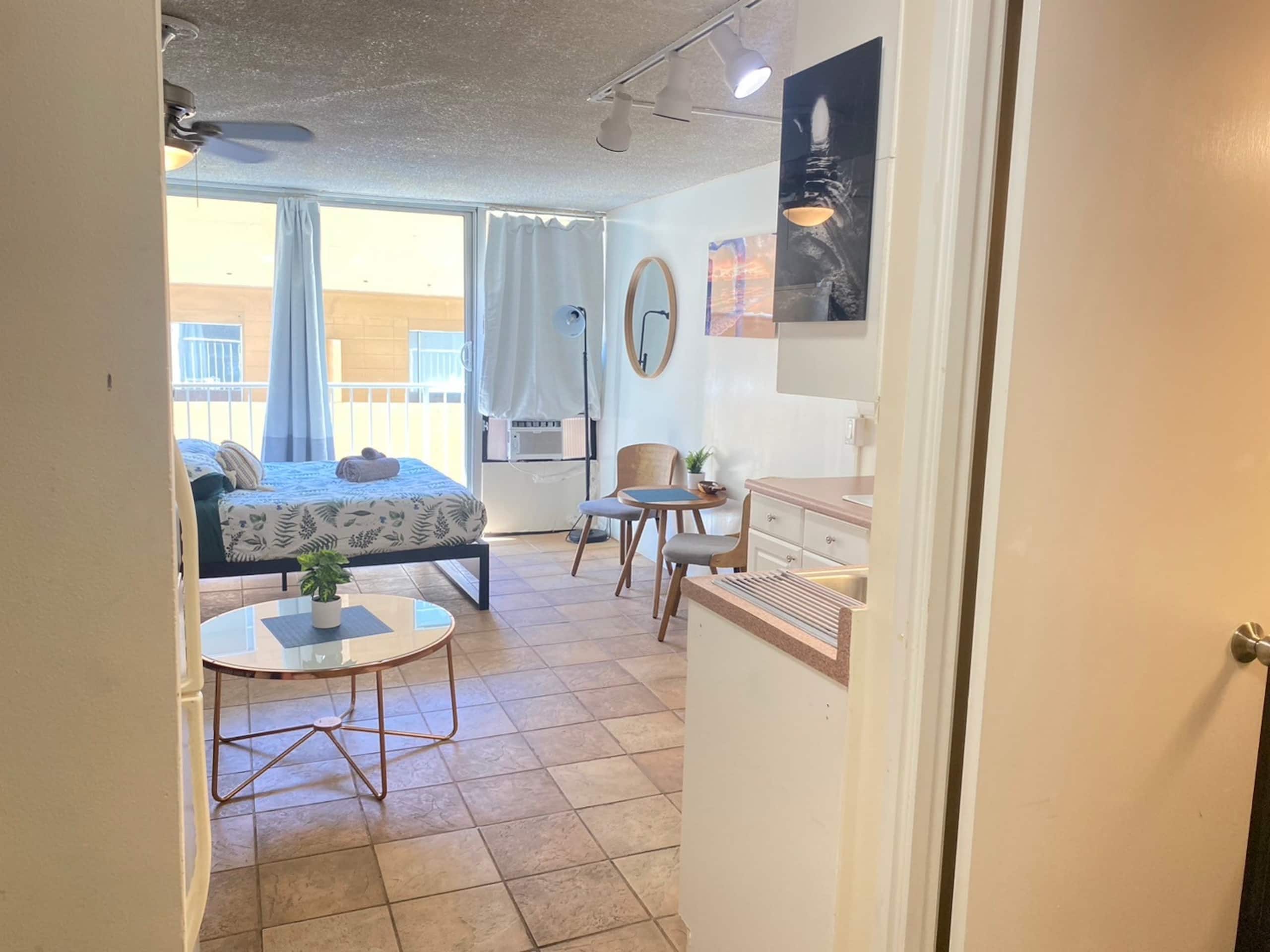 Condo in Honolulu · ★4.4 · Studio · 1 bed · 1 private bath - Image 7