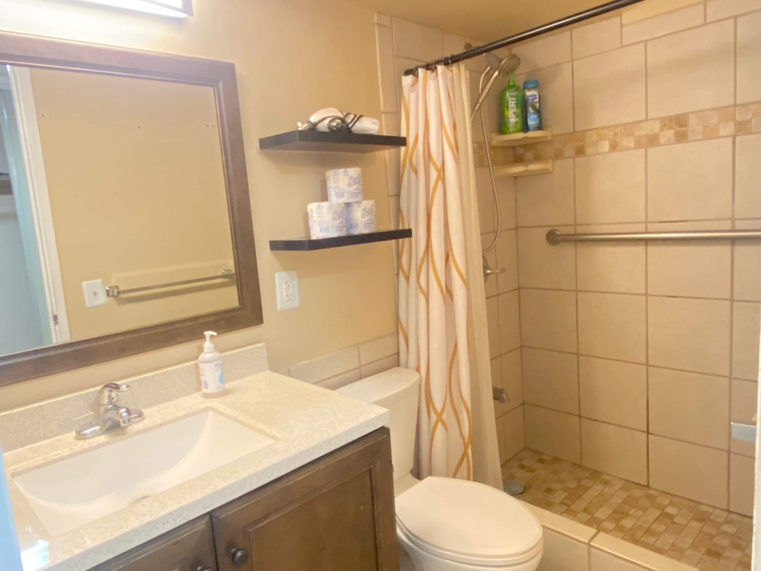 Condo in Honolulu · ★4.4 · Studio · 1 bed · 1 private bath - Image 13