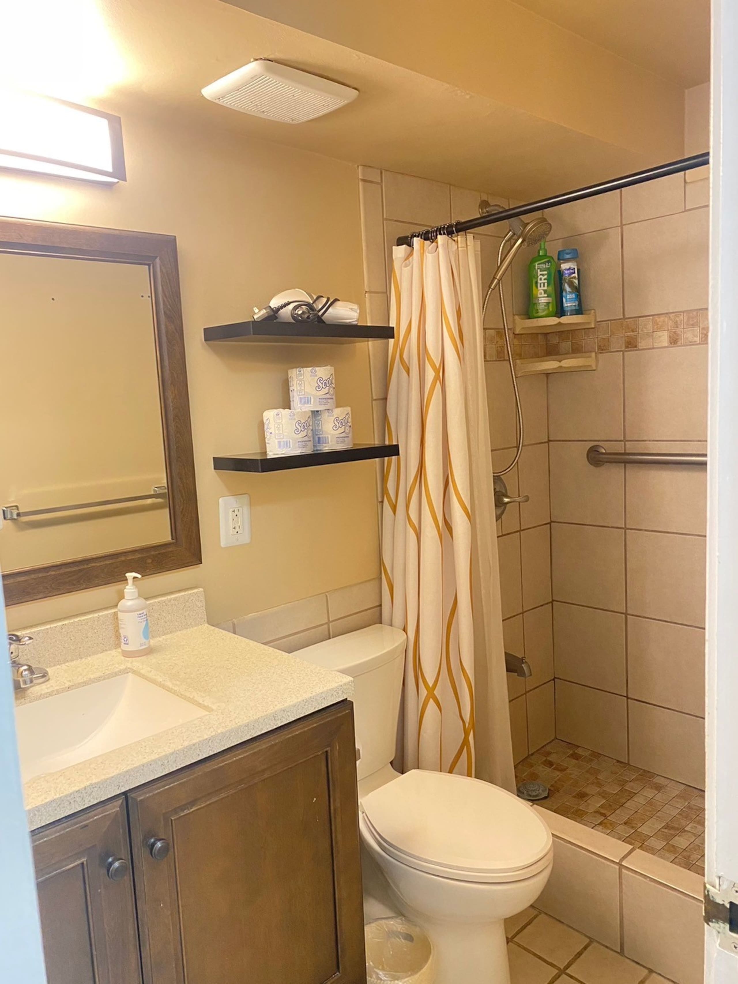 Condo in Honolulu · ★4.4 · Studio · 1 bed · 1 private bath - Image 14