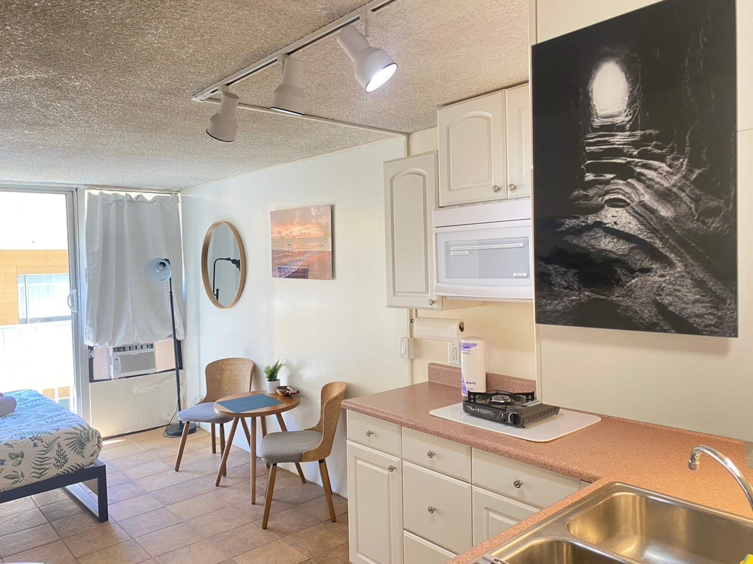 Condo in Honolulu · ★4.4 · Studio · 1 bed · 1 private bath - Image 10