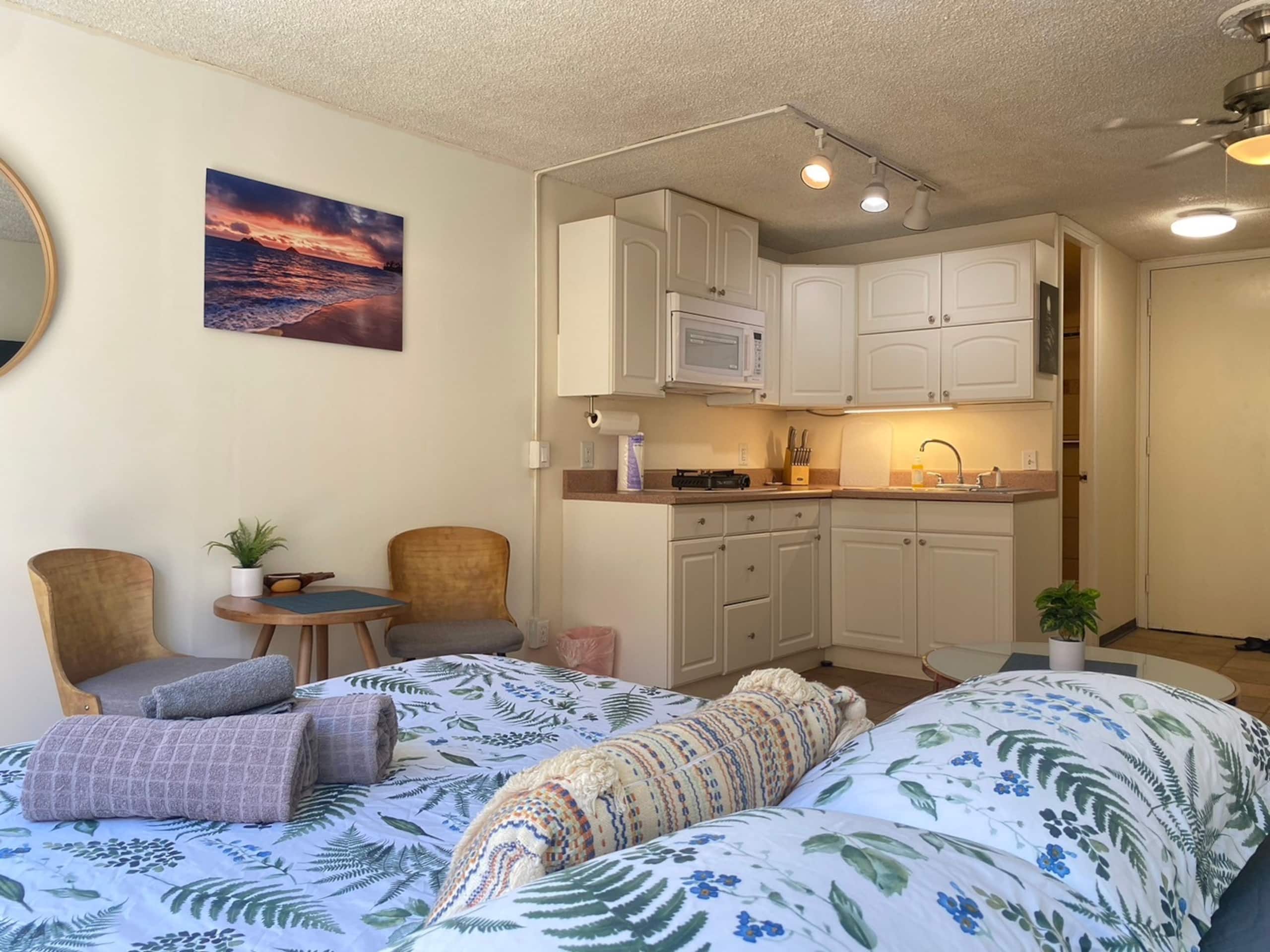 Condo in Honolulu · ★4.4 · Studio · 1 bed · 1 private bath - Image 6