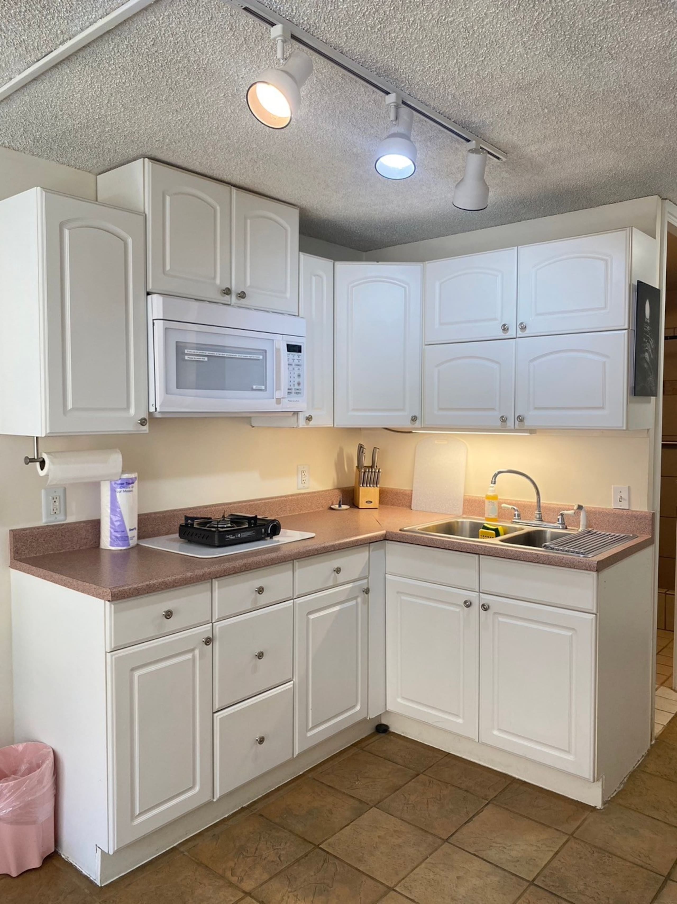Condo in Honolulu · ★4.4 · Studio · 1 bed · 1 private bath - Image 11