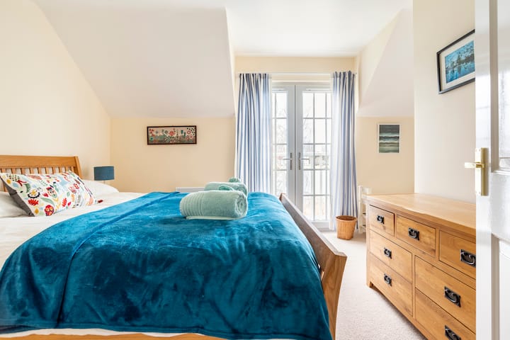 Основна спалня с изглед към езерото.....