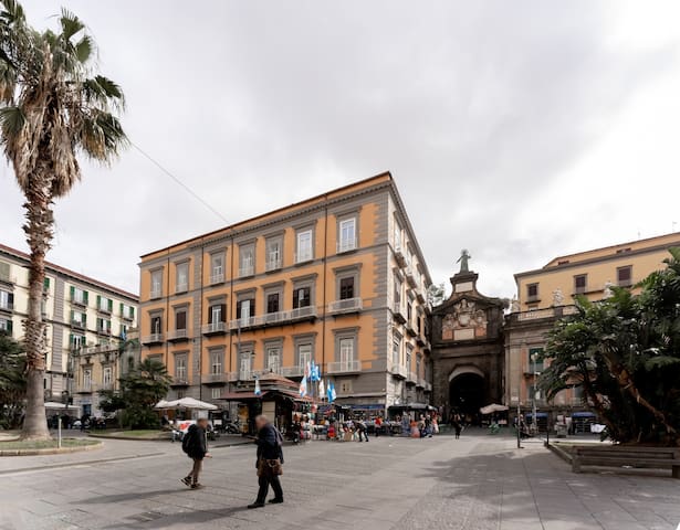 Un Posto Al Centro by Casa Napoletana-Piazza Dante