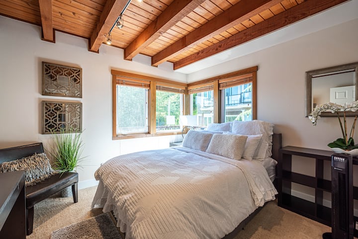 Main floor first  guestroom - left side (queen)