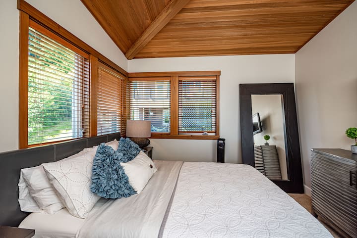 3rd floor guest room (queen)