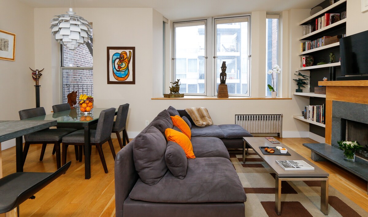 Obývacia izba s 10-stopovými stropmi a nadmerne veľkými oknami.