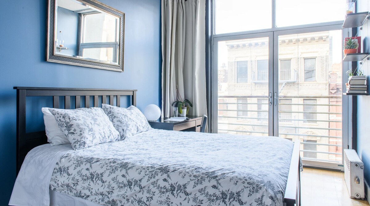 Druhá spálňa: manželská posteľ veľkosti Queen a balkón Julie