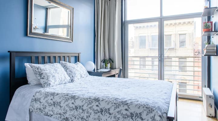 Მეორე საძინებელი: დედოფლის ზომის საწოლი და ჯულიეტის აივანი