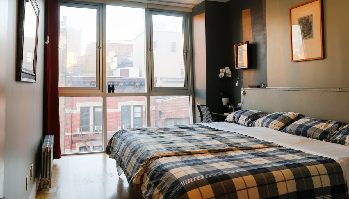 Hlavná spálňa s extra veľkou posteľou (širšia ako manželská posteľ).