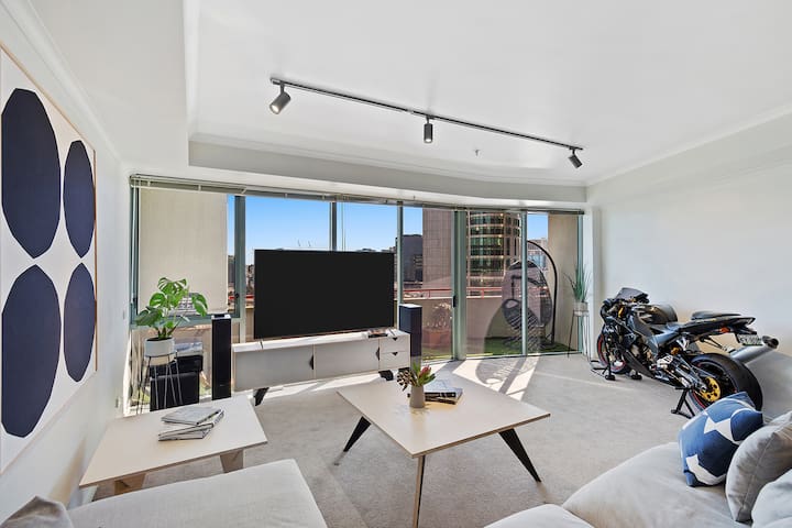 Ellie Huge Penthouse-Style and Sunset City views